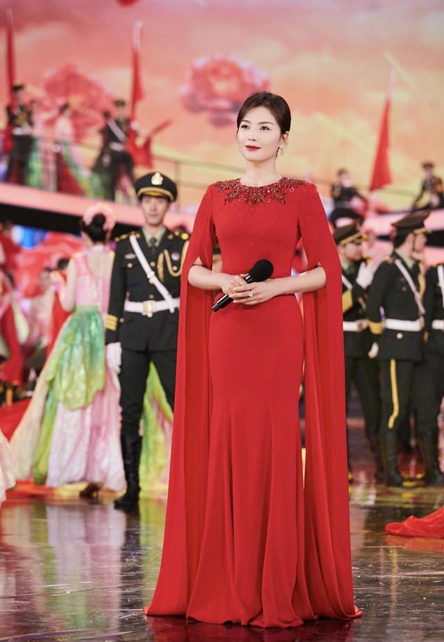 颜色|刘涛的原装五官太出众，穿绿色连衣裙配西装干练知性，飒爽大气