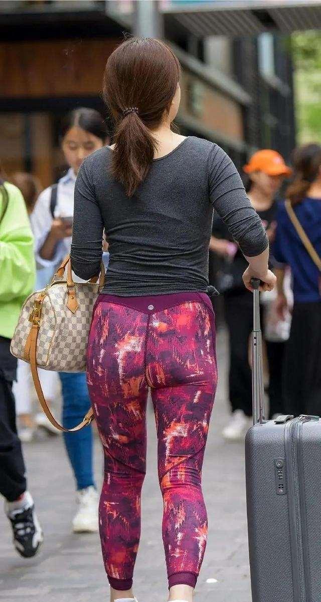 卫衣|长度刚刚好的打底裤，把那婀娜曼妙的身姿完美呈现于外，很有韵味