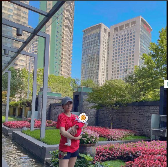 体重|王灿产后在自家庭院遛娃，身材纤细似少女，产后三个月已完全恢复