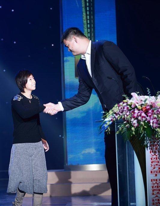 张怡宁|大魔王张怡宁退役后大变样，穿运动装染蓝色指甲，自个打球太寂寞