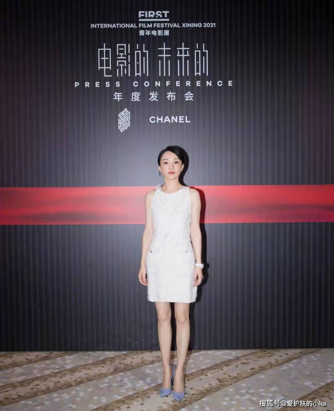 美得|周迅46岁依然美得灵动!穿印花衬衫裙复杂却优雅,皮肤细腻状态好