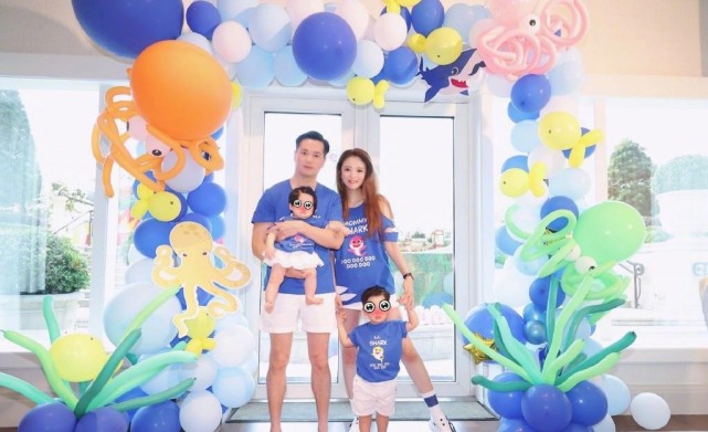 身材|安以轩保养得真好,穿破洞T恤秀幸福家庭,身材曲线一点没走形