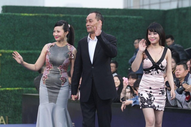 曲线|张光北老婆不愧是“学妹”,微胖身材穿紧身裙,S曲线真显饱满感