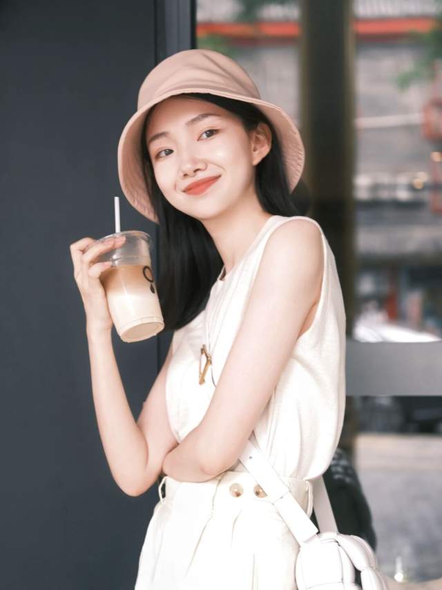 女孩子|20岁到30岁的女生夏季末尾这样穿,衬衫配阔腿裤简约洋气,超好看