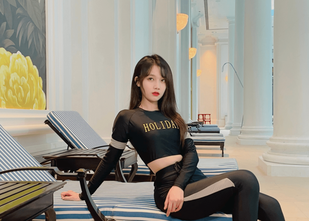 照片中的宋昕冉穿着一身黑色紧身的健身服,不得不说她的衣品真是太好