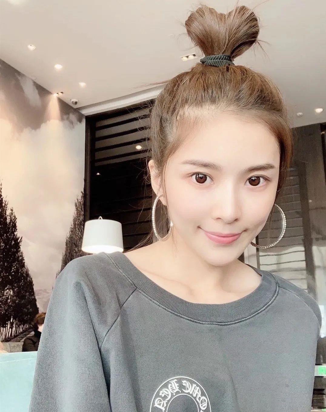 体重|王灿产后在自家庭院遛娃，身材纤细似少女，产后三个月已完全恢复