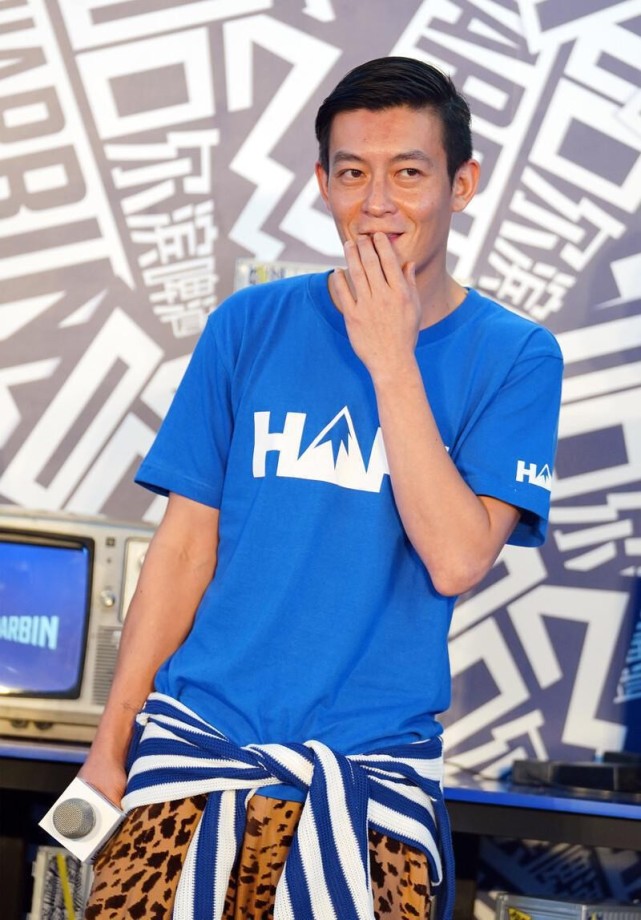 感觉|陈冠希老了也不甘落后,穿蓝色T恤配“奶奶裤”,还挺时髦的