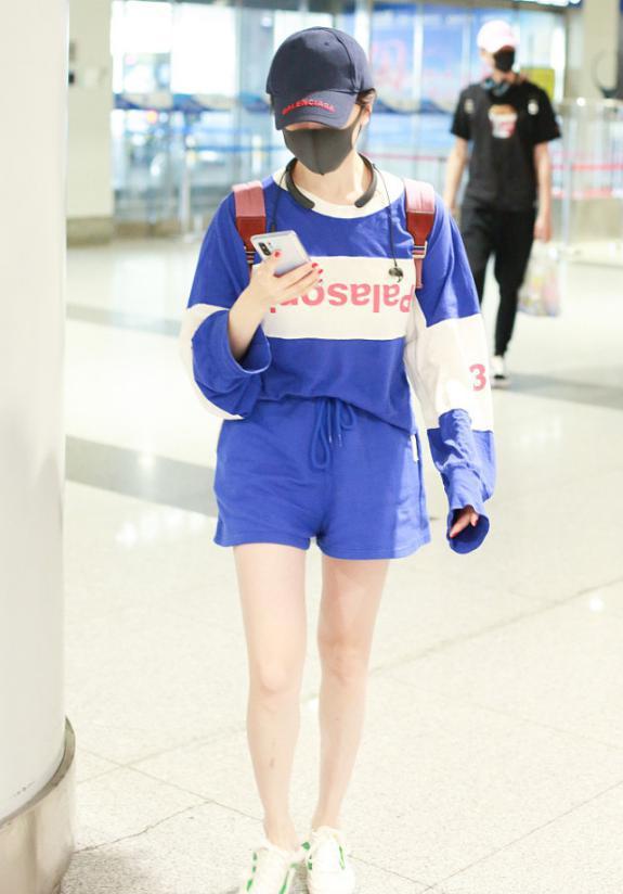 青春|陈小纭还像没长大的小女孩，麻花辫配小熊T恤，短裤露美腿更显嫩