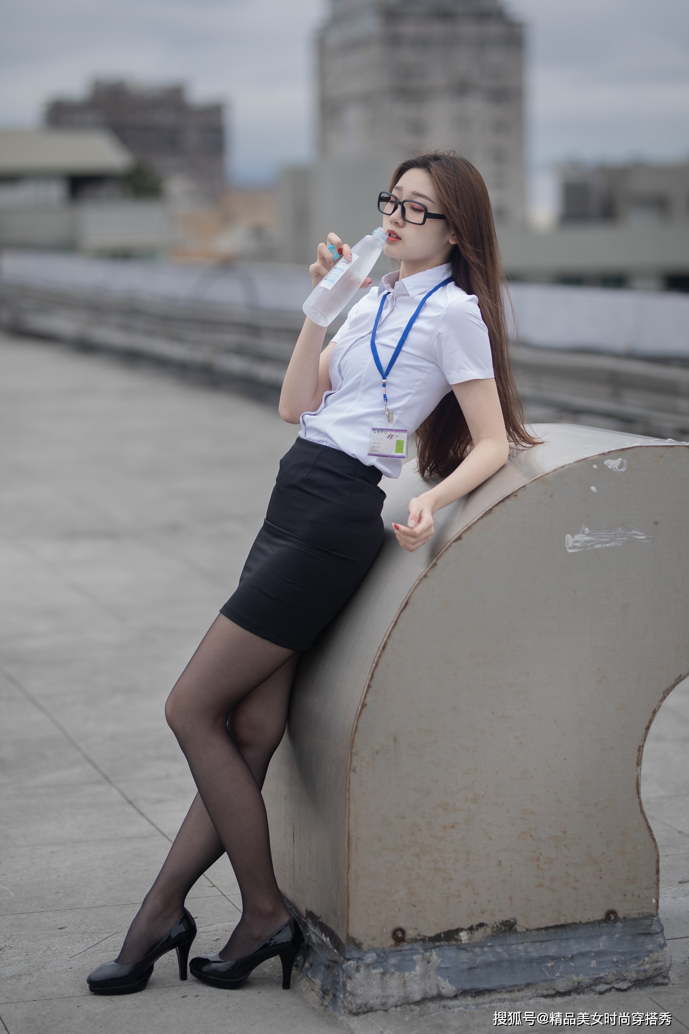 职场|白色衬衫干练又经典，搭配包臀黑色短裙，修身又有型