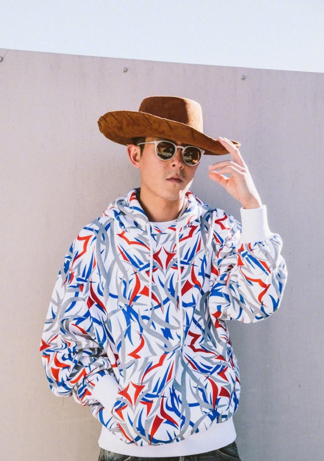 感觉|陈冠希老了也不甘落后，穿蓝色T恤配“奶奶裤”，还挺时髦的