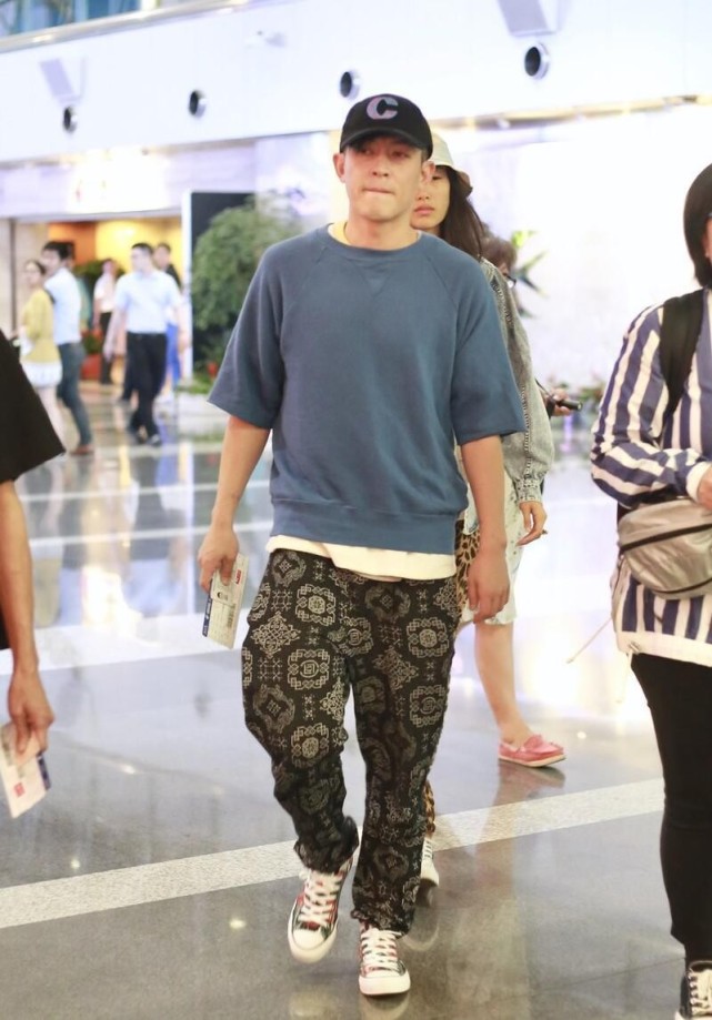 感觉|陈冠希老了也不甘落后，穿蓝色T恤配“奶奶裤”，还挺时髦的