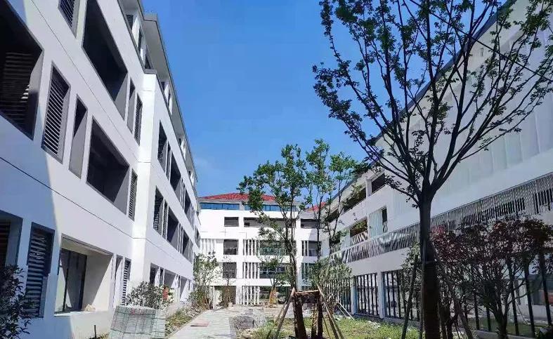 春申中学(改扩建)春申中学位于黄埭镇中市北路92号,原江苏省黄埭中学