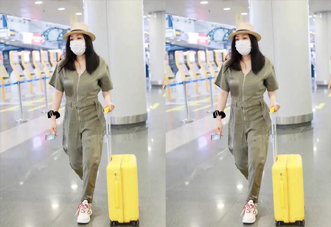 身材|钟丽缇携女走机场罕见不同框，穿连体裤抢镜，长女身高逆袭大变样