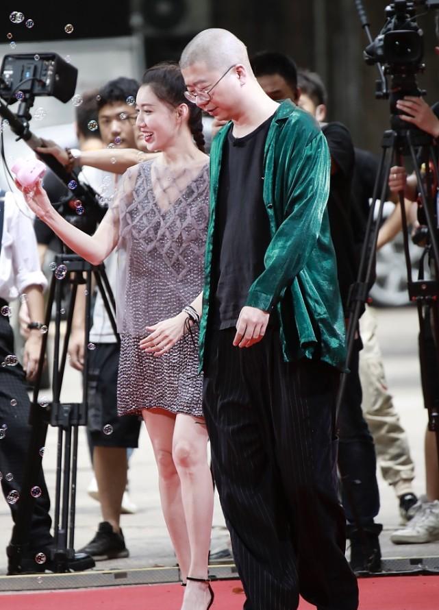 服装|高露生活中真没有''乡村感''，穿衣打扮也很潮，可惜总演家庭剧