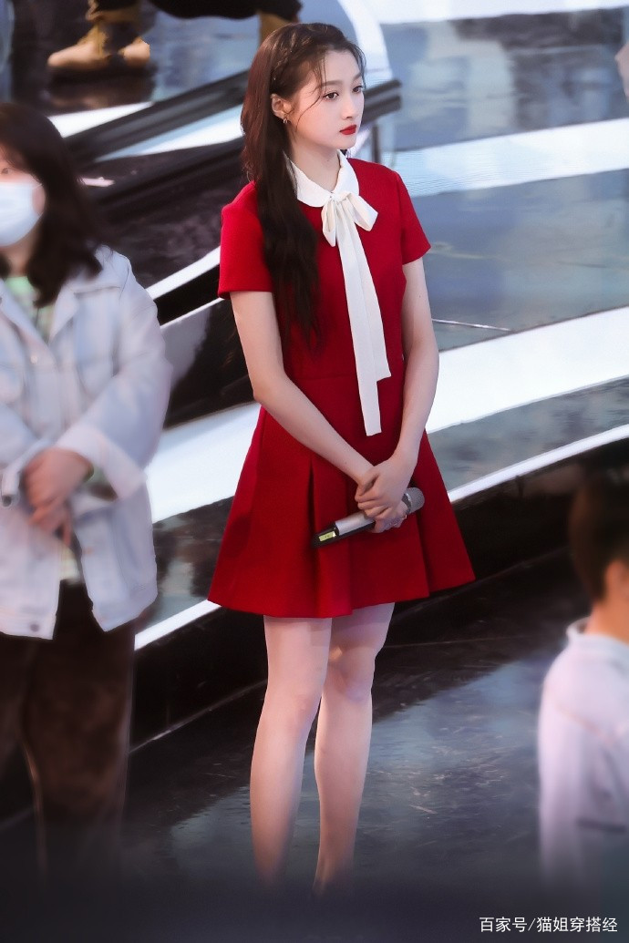 效果|关晓彤把红裙当“半永久”了？上五四晚会也穿，不过长腿的确惊艳