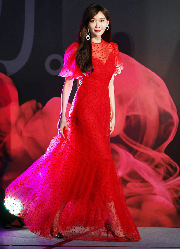 林志玲|46岁林志玲有多会保持?大婶年纪一袭收腰红裙,纤腰长腿比例惊艳