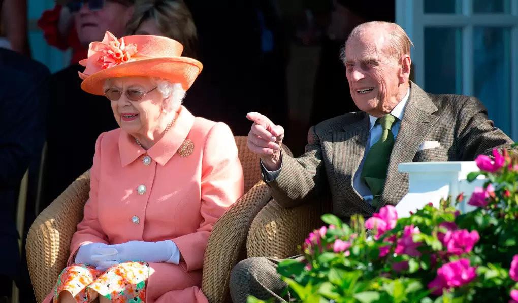 养人|女王成功走出亲王离世阴影,穿红大衣戴丈夫情物,笑容满面心情好