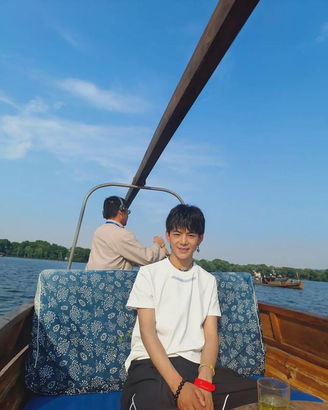 西湖|薇娅首次携丁真游西湖,丁真穿白衣黑裤哪像老板,夸张滤镜被吐槽