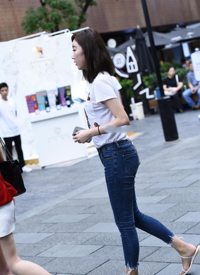 黑色|黑色短裤短袖搭配蓝色齐腰打底裤，颜色时尚干净，清爽自信