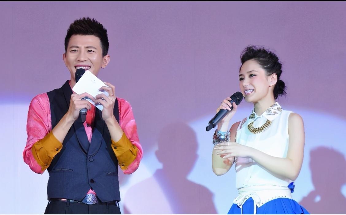 亮点|钟欣潼模样娇小，无袖上衣配宝蓝色长裤，比例普通也有吸睛效果