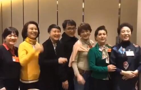 成龙|成龙罕见亮相毕业典礼,穿夹克大鼻子抢镜,67头发浓密比儿子年轻