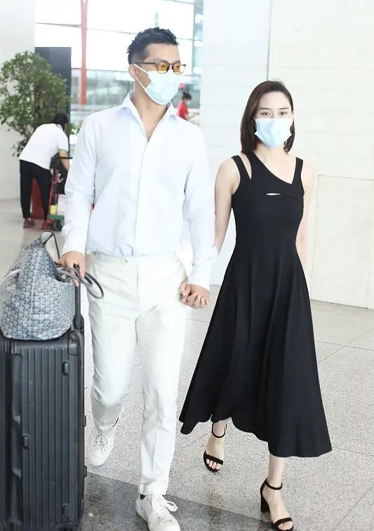 何超莲|赌王女儿罕见携男友走机场，穿露肩紧贴似连体婴，全程牵手超腻歪