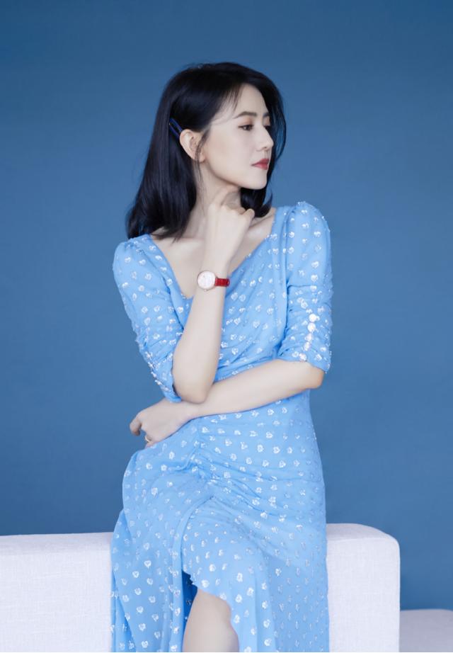 美得|高圆圆这造型真给清纯感加分,白皙肌肤配蓝裙子,美得没有年龄感