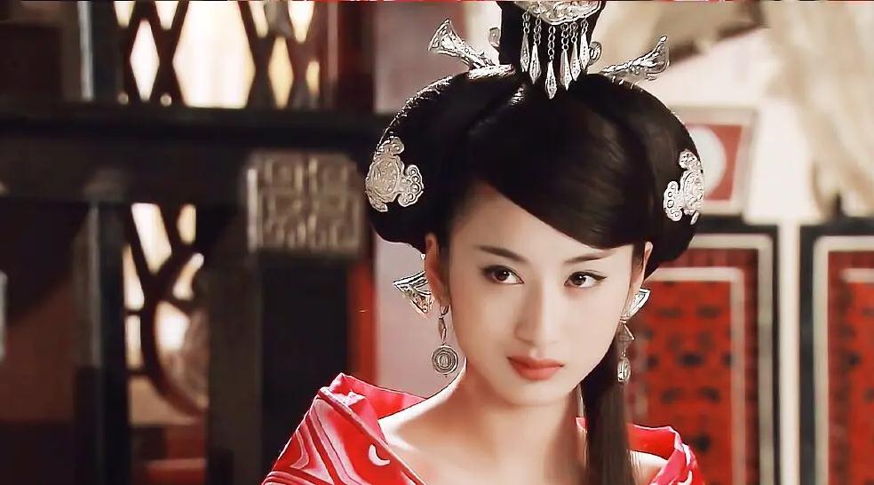 因为|和万茜郭京飞是同学，演过《回家的诱惑》，出道多年她却始终没火