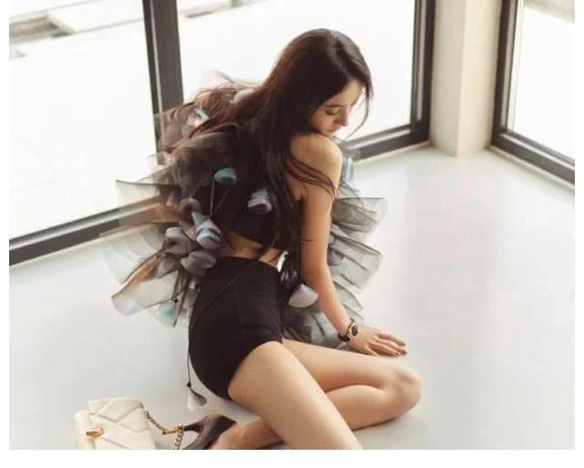 黑色|杨幂性感大片曝光！穿连体超短裤双腿又细又长，躺沙发上姿势妩媚