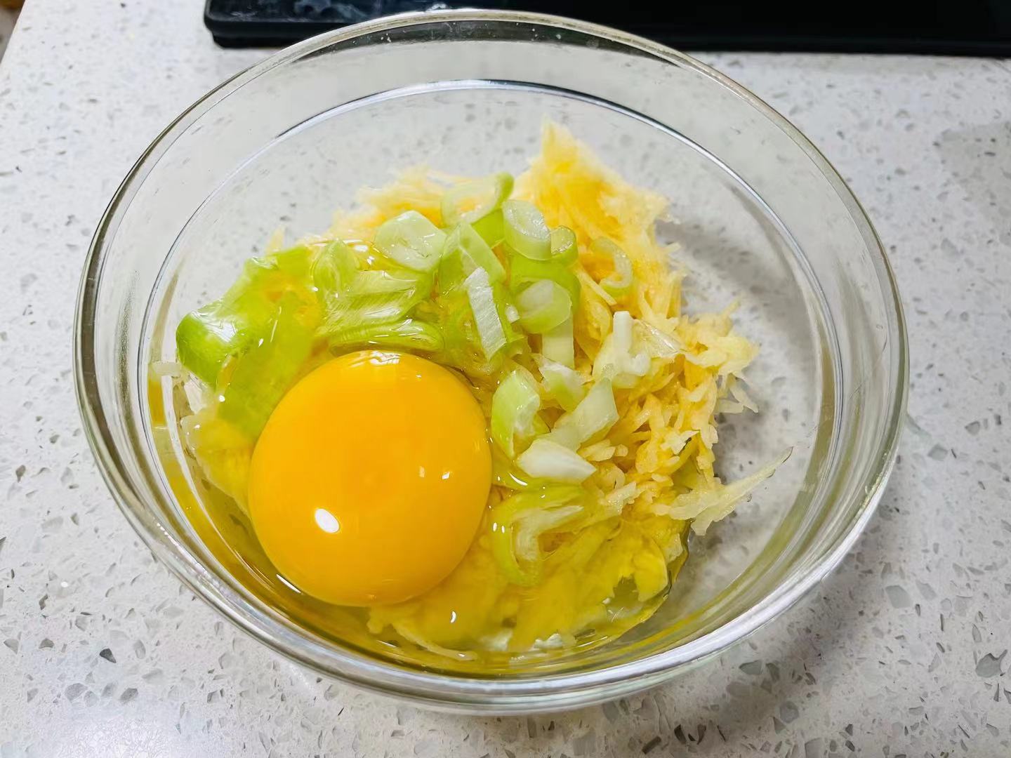 做法|天热懒得做早餐，试试土豆这种吃法，只需简单2步，好吃还管饱