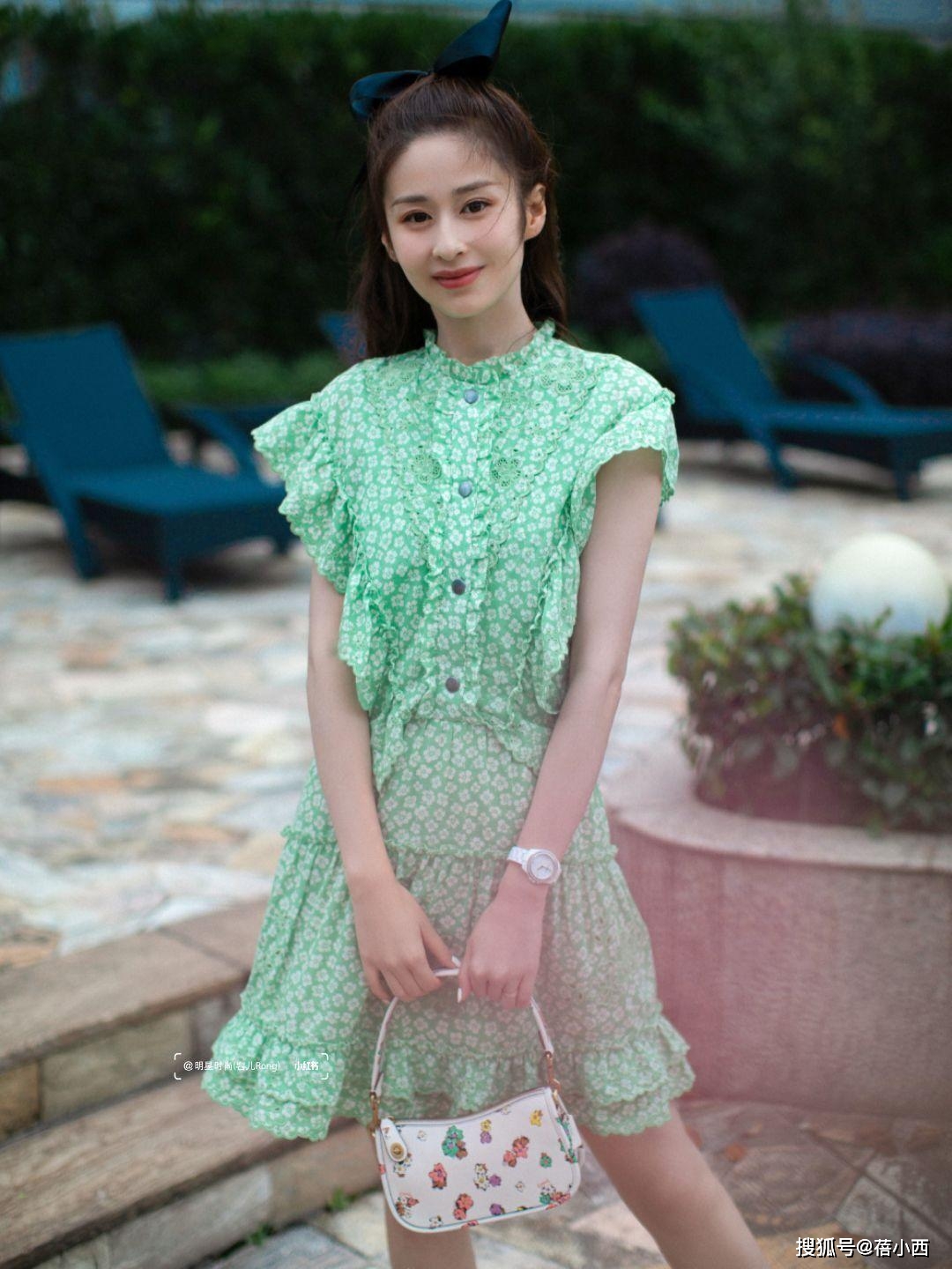 美眉|颖儿90斤的身材穿啥都不差,一袭低胸小白裙秀出好身材,让人羡慕