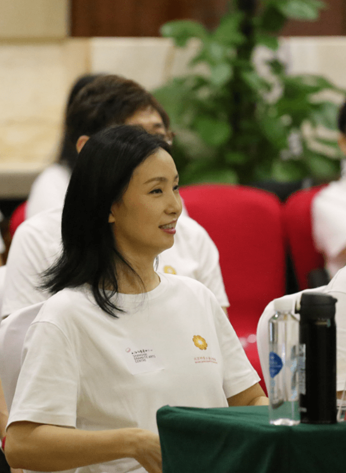 中老年|陶虹在重要场合穿得也朴素，简单白T好清新，不化妆也一点不显老