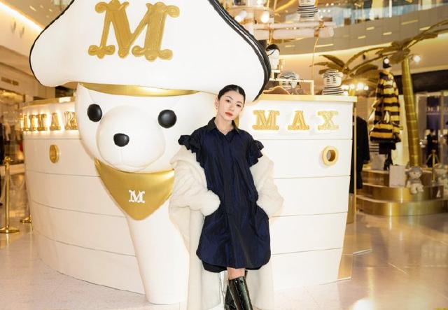 质感|郑恺前女友程晓玥，一身白色的大衣搭配连衣裙，长腿太吸睛