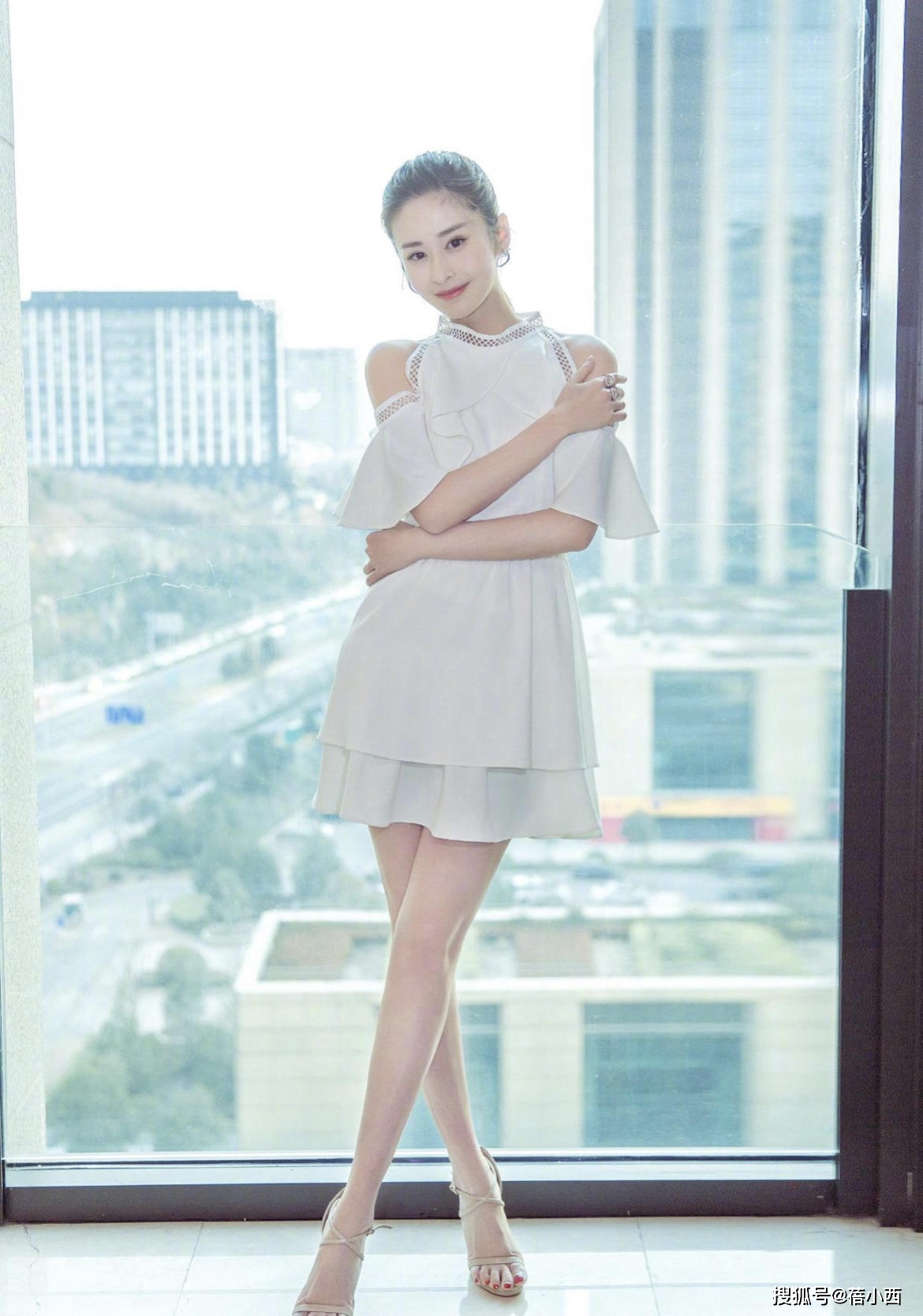 美眉|颖儿90斤的身材穿啥都不差,一袭低胸小白裙秀出好身材,让人羡慕