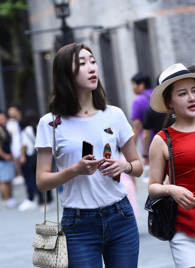 黑色|黑色短裤短袖搭配蓝色齐腰打底裤，颜色时尚干净，清爽自信