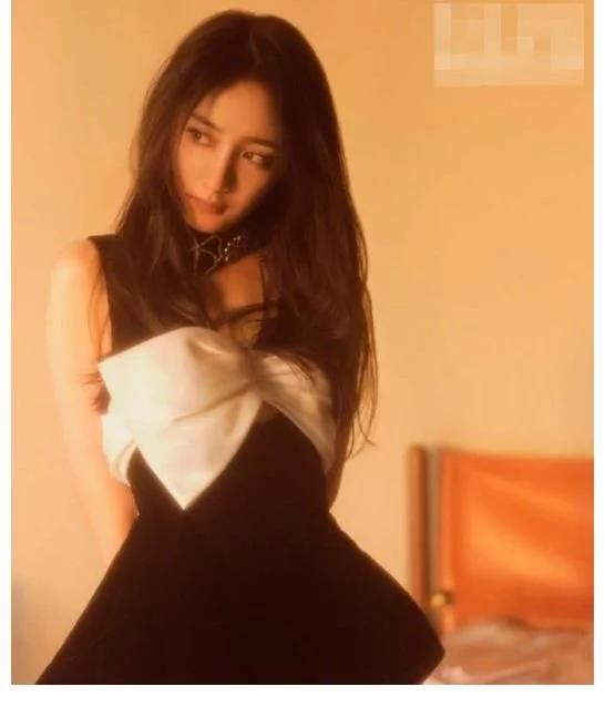 黑色|杨幂性感大片曝光！穿连体超短裤双腿又细又长，躺沙发上姿势妩媚