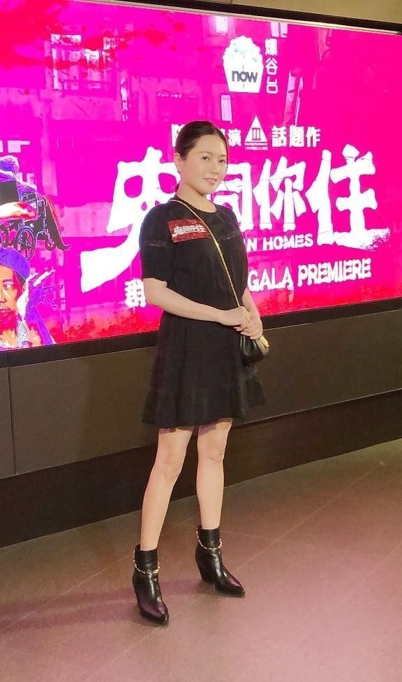 形象|李丽珍不服老就对了，55岁仍能拍电影，穿着清纯学妹装，显腿细