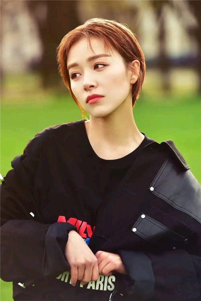 青春|阚清子穿上黄色卫衣搭配蓝色牛仔裤,活力无限,青春亮丽。