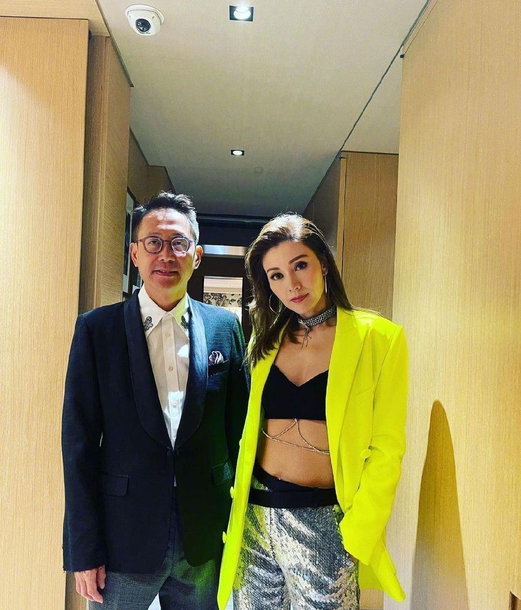 老公|51岁李嘉欣真放得开，穿西装老公面前秀马蜂腰，许晋亨笑容美滋滋