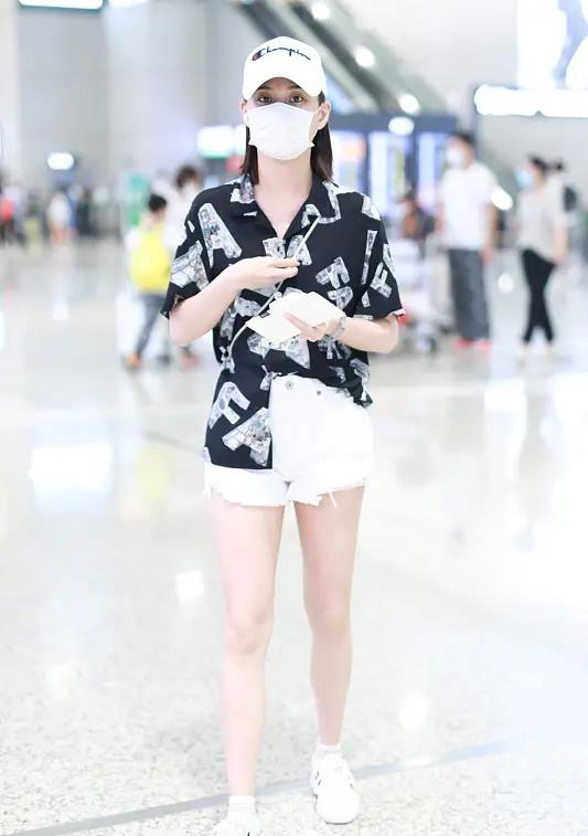 白富美|赌王女儿何超莲真是白富美，穿衬衣热裤走机场，大长腿富家女少见