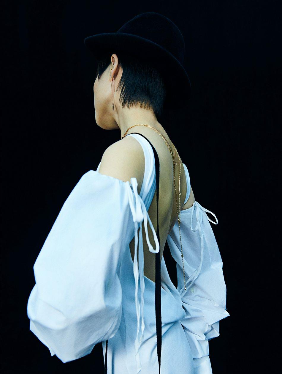 冷漠|李宇春穿露背裙女人味十足，清冷高级感溢出屏幕