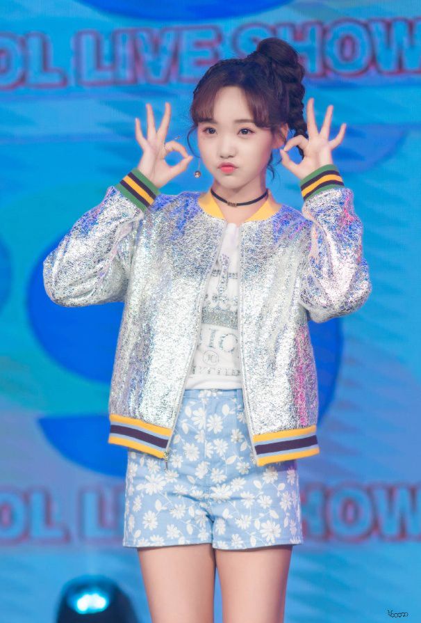 显得|吕小雨卫衣居然这么穿，打扮简直太可爱了