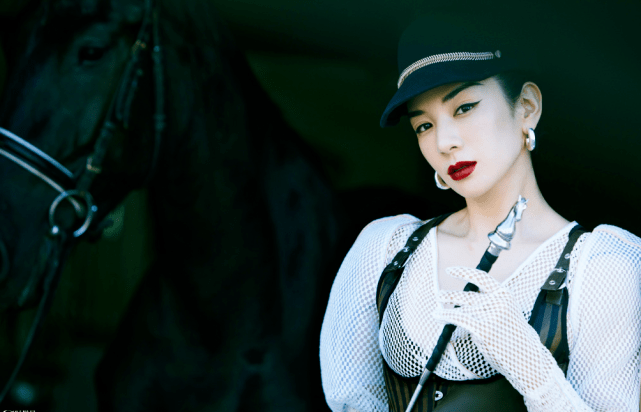 黄奕|黄奕首度携女儿拍大片，8岁黄芊玲造型唯美，与妈妈颜值差距颇大？