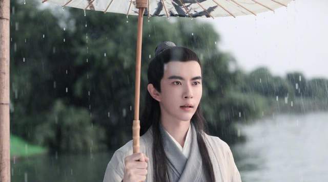 样子|男星古装撑伞造型,肖战、龚俊、宋亚轩,你最想和谁共撑一把伞?