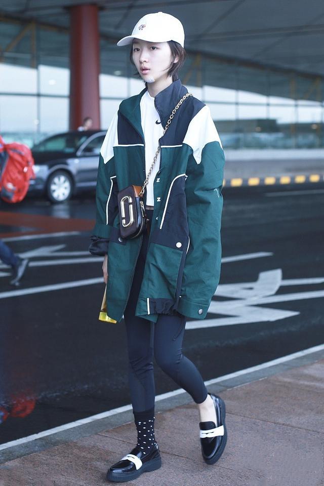 个性|周冬雨个子矮不自信，为显腿长“裤子”只穿一半，紫绿配色真难懂