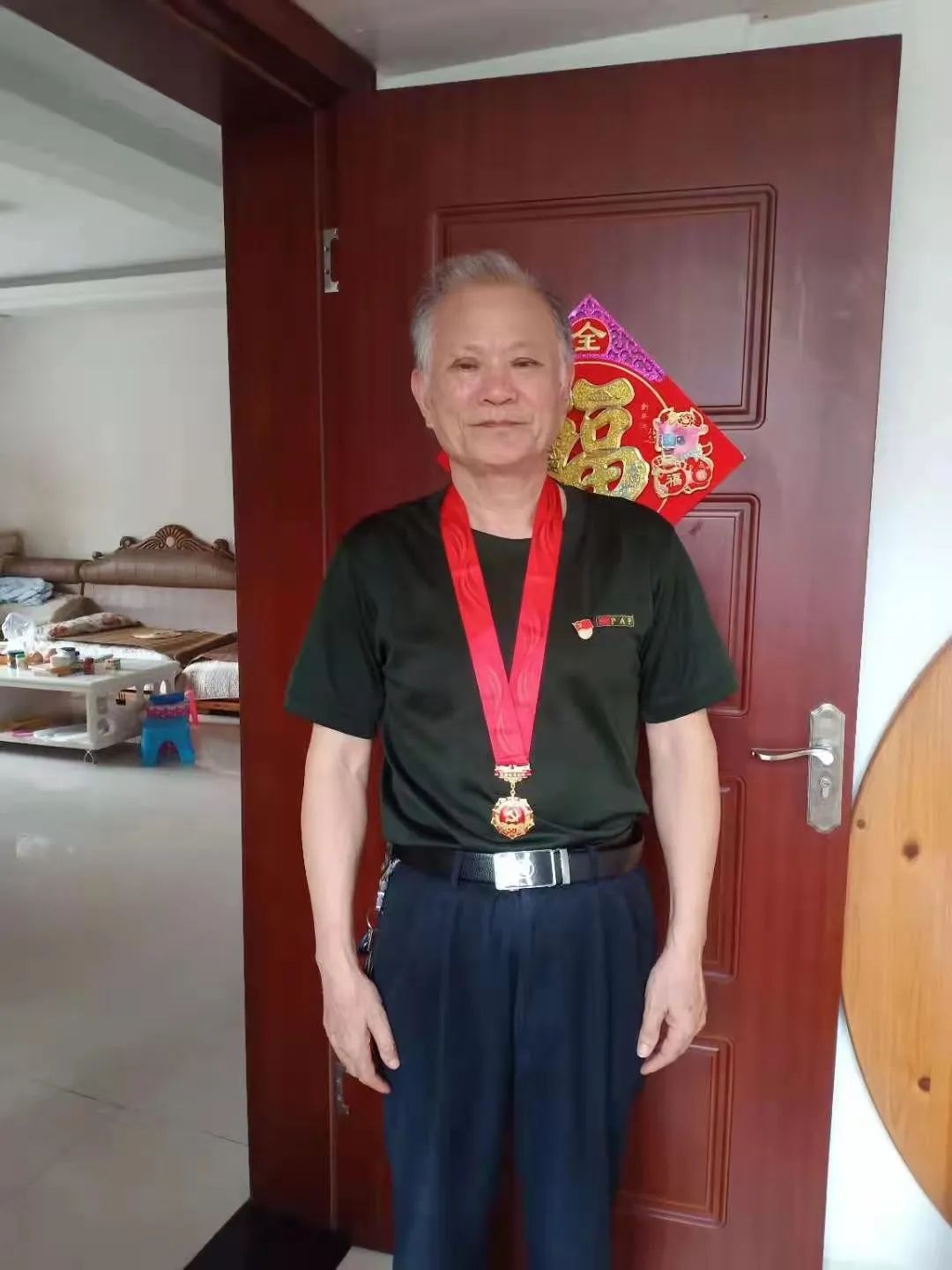 江西余干县黄金埠镇人杰地灵,炮一师师史馆铸有在世英雄铜像