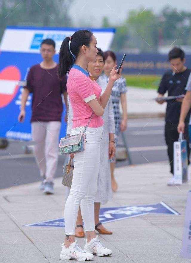 吊带|粉色潮流长靴搭配白色潮流打底裤，干净又不失温柔，款式简洁