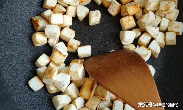 颜色|剩馒头怎样做才不浪费？大厨教你新吃法，不用一滴油，孩子抢着吃
