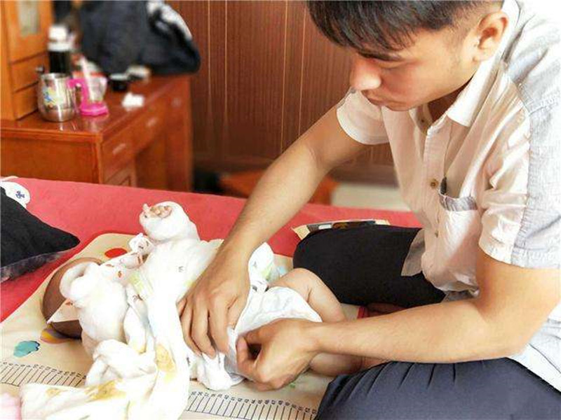 方法|90后宝妈晒尿不湿“节约”技巧，反遭网友嘲讽：穷就不要生二胎