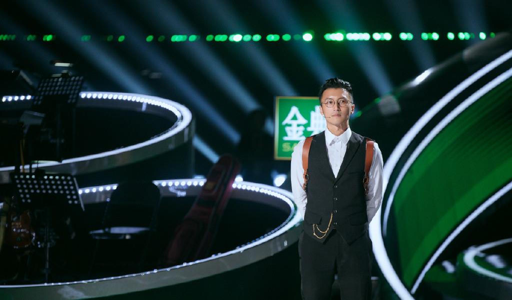 蓝发|谢霆锋转行当厨师，穿卫衣染蓝发做黑暗料理，豪华厨房堪比五星级